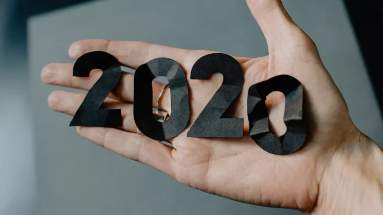 Foto de mano sujetando el número 2020