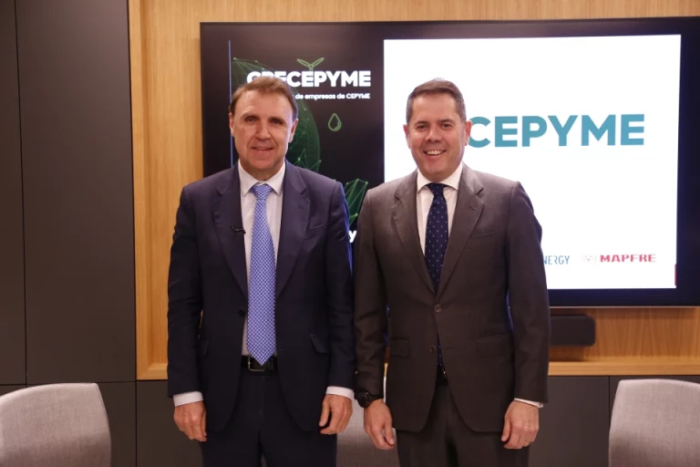 José Luis Moya y Gerardo Cuerva trajeados junto a una gran pantalla que muestra el logo de CEPYME detrás