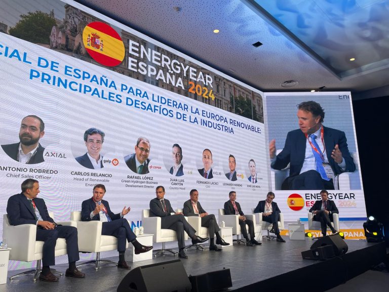 José Luis Moya hablando en un podio con seis panelistas sentados en el escenario en la conferencia «Energyear España 2024»