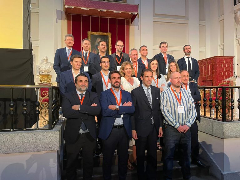 Grupo de personas posando para una foto